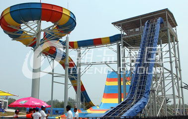 Grandes glissières d'eau colorées de FPR Bommerang attrayant pour le parc aquatique extérieur géant