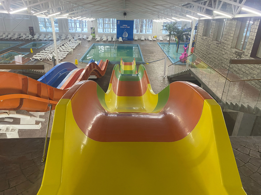Glissières d'eau faites sur commande d'équipement de parc aquatique de fibre de verre/glissières eau d'aventure pour le parc orienté