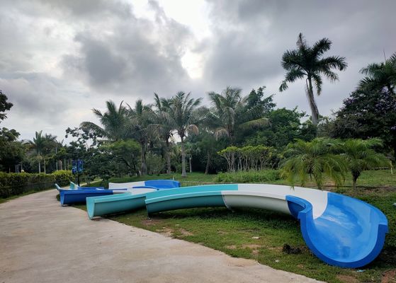 Toboggan aquatique en spirale personnalisé multi-pistes pour parcs aquatiques - Fabricant audité SGS