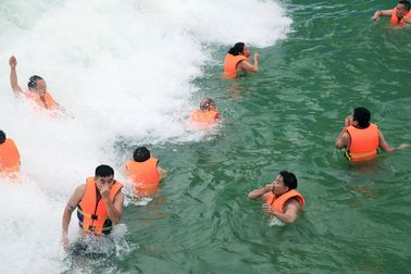 Un grand tsunami artificiel dans l'océan. Une piscine avec des vagues. Un parc à vide de 3 mètres de haut.