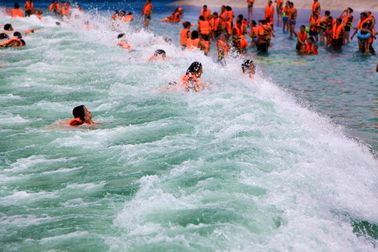 Un grand tsunami artificiel dans l'océan. Une piscine avec des vagues. Un parc à vide de 3 mètres de haut.