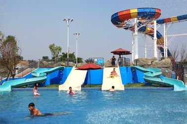 Adapté aux besoins du client équipement de parc d'Aqua de glissières d'eau de 3 enfants de cavaliers, rose/orange/bleu