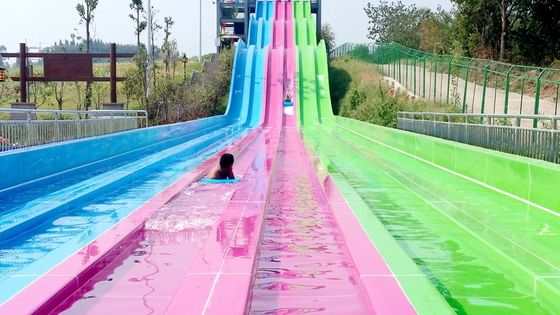 Tours de emballage colorés de parc aquatique, stations de vacances avec des parcs aquatiques pour la famille