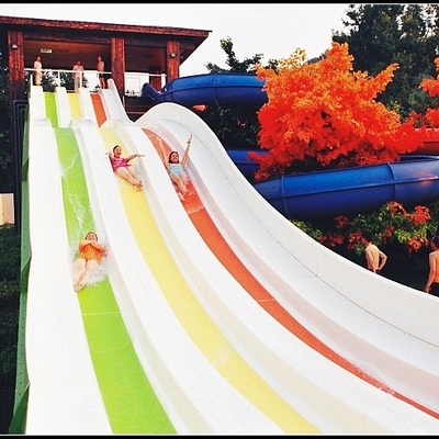 Glissière d'eau en plastique combinée par adulte à grande vitesse fait sur commande général de glissières d'eau de parc aquatique