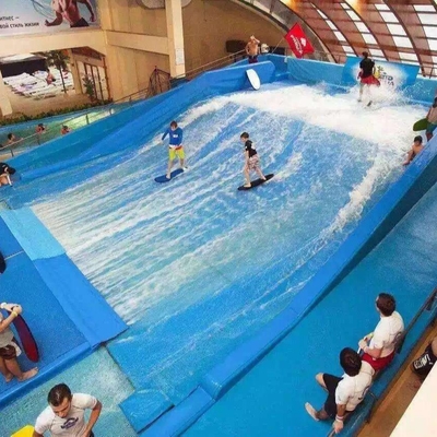 Le parc d'attractions monte la planche à roulettes de planche de surf pour le simulateur simple et surfant pour le parc d'Aqua