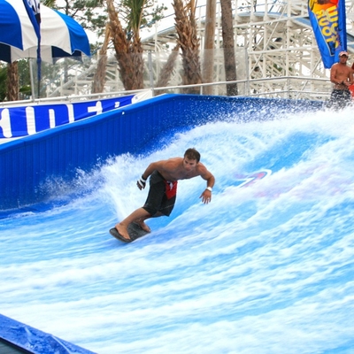 Apprécier le tour de l'eau de Flowrider, conseil de dérapage de vague/amusement attrayants surfants parc d'Aqua