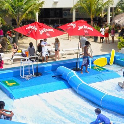 Simulateur de surf OEM Flowrider avec pompe à eau de 65 kW et PVC souple résistant pour parcs aquatiques 15,3 m * 9,3 m