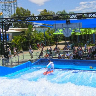 Simulateur de surf Flowrider avec 160-240 surfeurs par heure, moteur de surf de 37 kW et réservoir de 150 000 litres