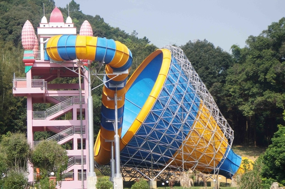 Monte adulte de personnes de diapositive d'eau d'équipement de parc aquatique grande 4
