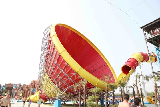 Glissière d'eau superbe de tornade d'équipement de parc aquatique au-dessus de Waterslide de piscine de la terre