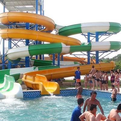 Glissière d'eau en plastique de long radeau pour les enfants et l'adulte, glissière d'eau en spirale pour le parc aquatique