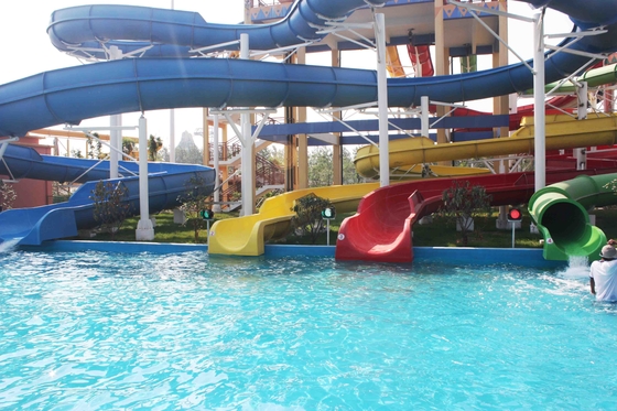 Double drôle de jeux de glissière d'eau de FPR ouvert et glissières d'eau froide étroites pour le parc aquatique