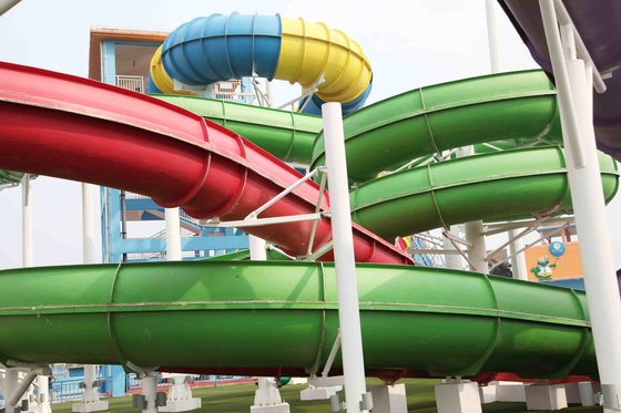 La glissière en spirale populaire de parc aquatique avec la voie verticale, parc aquatique de FRP glisse pour le parc aquatique