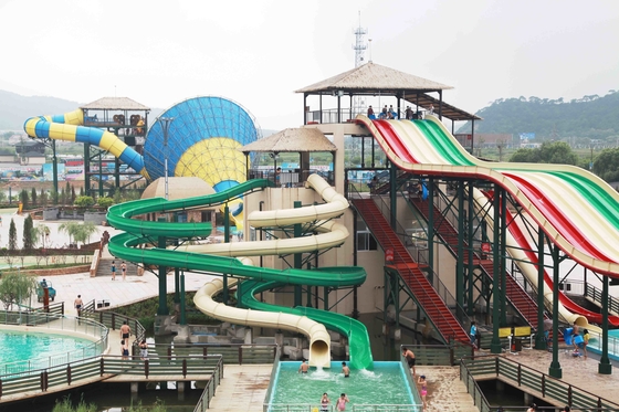 Équipement coloré de parc d'Aqua, famille transportant la glissière par radeau d'eau pour le grand parc aquatique