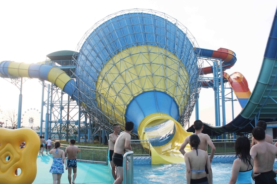 Les petites glissières d'eau de fibre de verre pour l'interaction de famille dans les enfants arrosent le terrain de jeu pour le parc aquatique