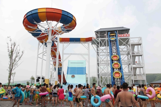 Équipement géant de parc d'Aqua excitant des Waterslides de piscine de Swwiming pour le parc aquatique