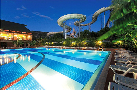 Au-dessus de la glissière d'eau au sol de piscine pour l'amusement interacetive de l'eau de famille en parc d'aqua