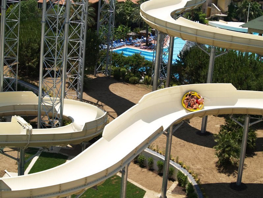 Au-dessus de la glissière d'eau au sol de piscine pour l'amusement interacetive de l'eau de famille en parc d'aqua