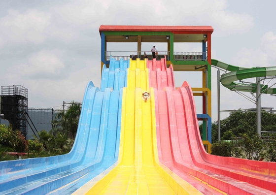 Installation commune extérieure de parc d'Aqua de glissières d'eau d'Oragne avec la glissière de radeau