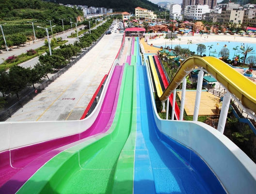 Glissière d'eau en plastique combinée par adulte à grande vitesse fait sur commande général de glissières d'eau de parc aquatique