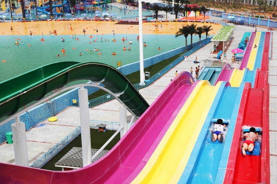 Glissières d'eau faites sur commande multi de l'arc-en-ciel FRP de ruelles dans une glissière d'eau de parc d'attractions