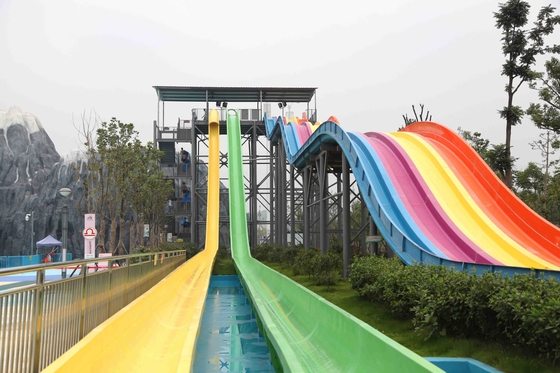 Glissière d'eau en plastique adulte à grande vitesse faite sur commande de glissières d'eau d'arc-en-ciel de parc aquatique général