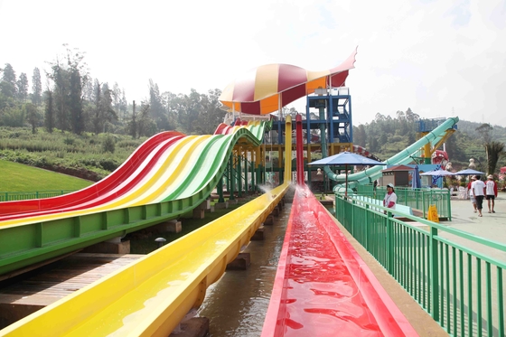 Glissière d'eau en plastique adulte à grande vitesse faite sur commande de glissières d'eau d'arc-en-ciel de parc aquatique général