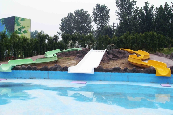 Le corps étroit ouvert de style d'équipement commercial de terrain de jeu glisse pour des enfants dans le parc aquatique
