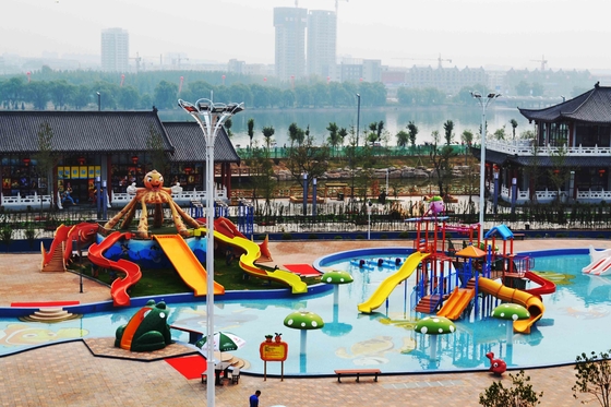 Le corps étroit ouvert de style d'équipement commercial de terrain de jeu glisse pour des enfants dans le parc aquatique