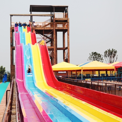 Tours de emballage colorés de parc aquatique, stations de vacances avec des parcs aquatiques pour la famille