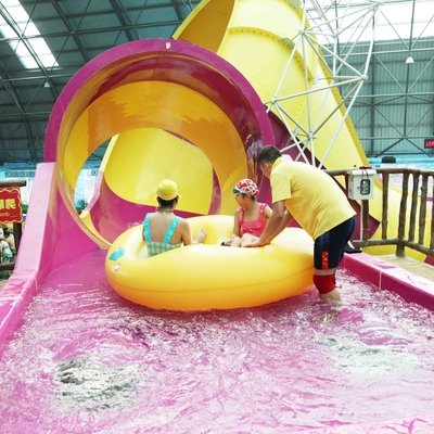Waterslide d'enfants au-dessus de glissière d'eau de piscine de la terre pour le jeu interactif de l'eau de famille