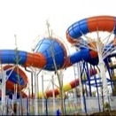 La glissière d'eau la plus rapide de parc aquatique de jeu de famille, les gens descendant la glissière d'eau de mauvaise humeur