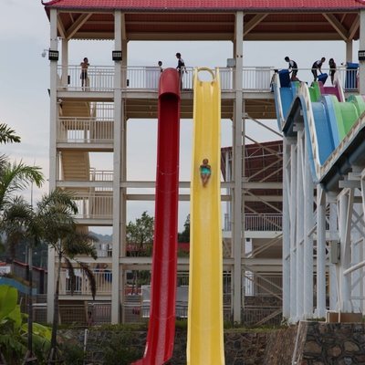 Glissières d'eau faites sur commande d'article général de parc aquatique, glissière d'eau en plastique adulte à grande vitesse