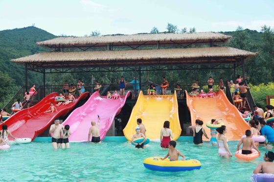 Adapté aux besoins du client équipement de parc d'Aqua de glissières d'eau de 3 enfants de cavaliers, rose/orange/bleu