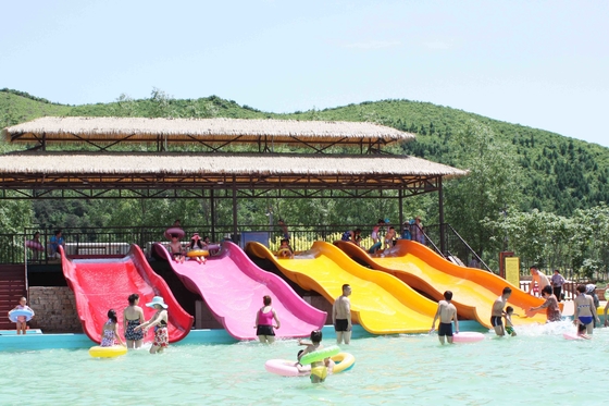 Adapté aux besoins du client équipement de parc d'Aqua de glissières d'eau de 3 enfants de cavaliers, rose/orange/bleu