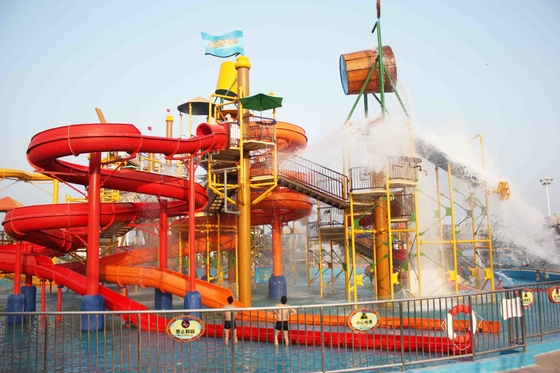 Parc aquatique passionnant de famille dans le château d'eau giantic avec le waterslide différent de style