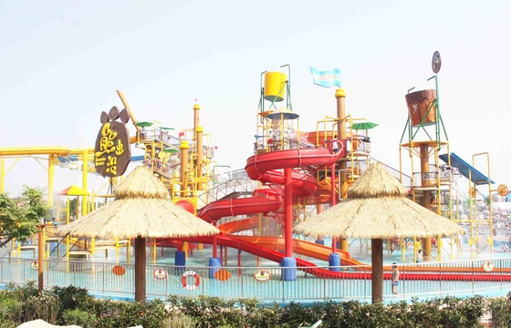 Parc aquatique passionnant de famille dans le château d'eau giantic avec le waterslide différent de style