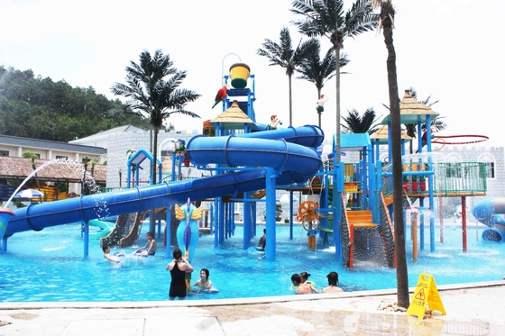 Le grand équipement de terrain de jeu d'aqua dans le waterpark projette, des jeux de parc d'aqua