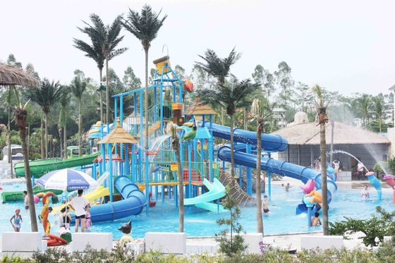 Le grand équipement de terrain de jeu d'aqua dans le waterpark projette, des jeux de parc d'aqua