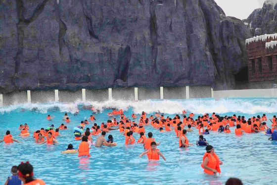 Machine extérieure de vague de piscine de vague de parc aquatique de fibre de verre pour le divertissement de famille