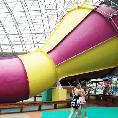 Waterslide d'enfants au-dessus de glissière d'eau de piscine de la terre pour le jeu interactif de l'eau de famille