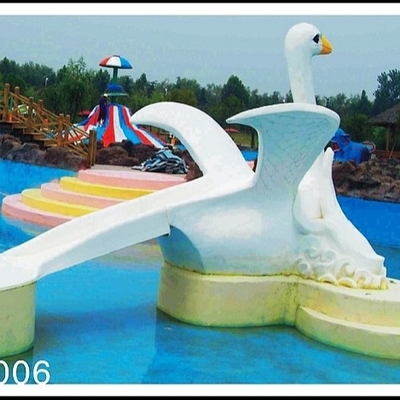 La petite piscine d'eau de fibre de verre de cygne de bande dessinée d'enfants glisse pour le parc d'Aqua/piscine