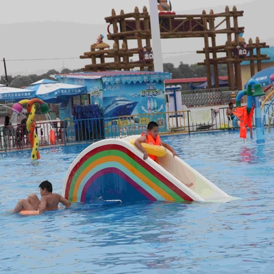 La piscine commerciale de parc aquatique de fibre de verre de pont en arc-en-ciel glisse pour des enfants
