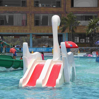 La glissière blanche d'intérieur ou extérieure de piscine de fibre de verre de cygne, parc d'attractions de l'eau badine la glissière d'eau