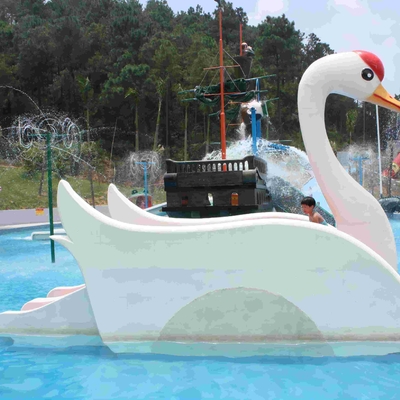 La glissière blanche d'intérieur ou extérieure de piscine de fibre de verre de cygne, parc d'attractions de l'eau badine la glissière d'eau