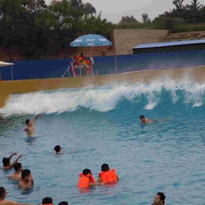 Un grand tsunami artificiel dans l'océan. Une piscine avec des vagues. Un parc à vide de 3 mètres de haut.