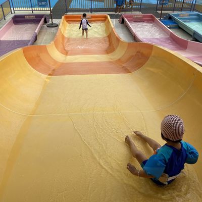 Toboggan aquatique pour enfants en fibre de verre avec support en acier galvanisé et hauteur personnalisable pour le plaisir en piscine extérieure