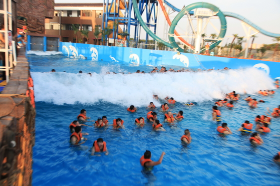 Waterfun Grand surf Tsunami Océan Bassin d'eau avec vagues Parque vide 3 mètres de haut