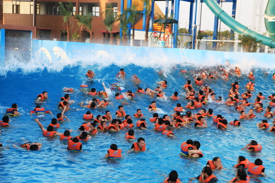 Waterfun Grand surf Tsunami Océan Bassin d'eau avec vagues Parque vide 3 mètres de haut