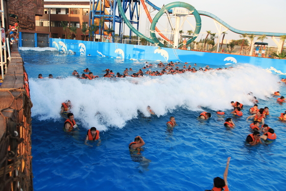 Waterfun Grand surf Tsunami Océan Bassin d'eau avec vagues Parque vide 3 mètres de haut